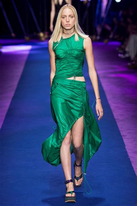 Versace: la sfilata primavera estate 2017 a Milano 